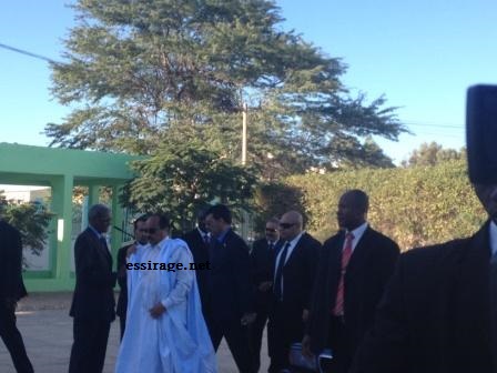 ولد عبد العزيز يدخل الى مكتب التصويت بإدارة العقارات