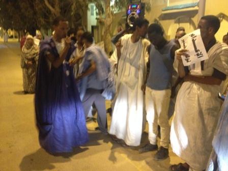 شعار المطالبة بإعدام صاحب المقال رفع في التظاهرة