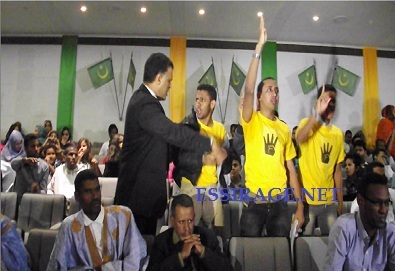 أحد أفراد السفارة وهو يحاول طرد الشباب 