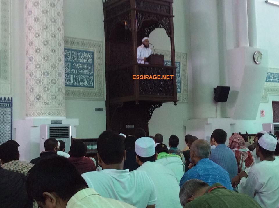 الشيخ الددو خلال إمامته للجمعة 