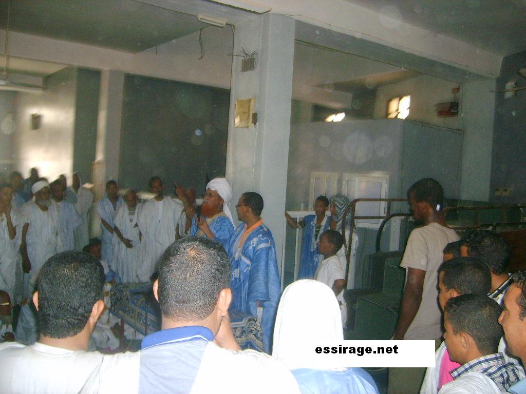  ولد أبواه ألقى لكمته واقفا و دعى الجميع للوقوف