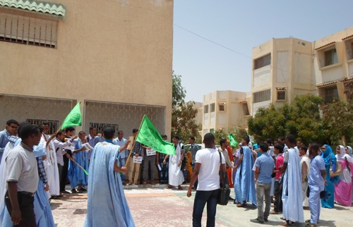جانب من وقفة الطلاب