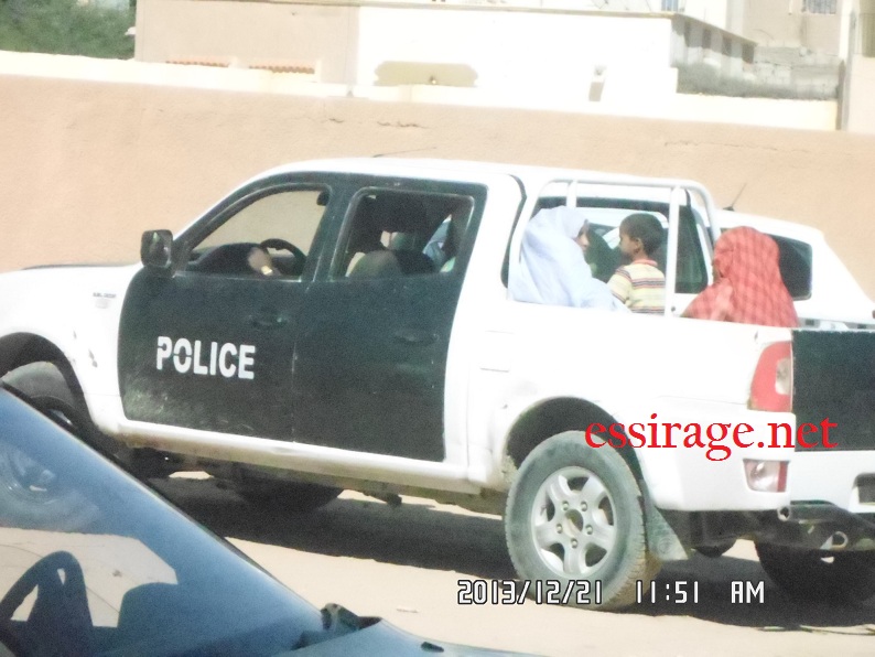 سيارة الشرطة تغادر مبنى المدرسة 