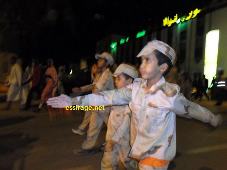 أطفال يلبسون الزي العسكري شاركوا في المسيرة (السراج)