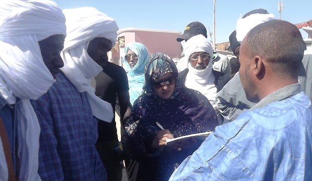 صورة لنواب حزب "تواصل" وهم يسجلون مطالب عمال ميناء خليج الراحة (السراج/نواذيبو)