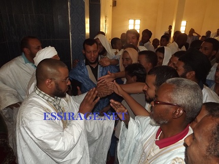 طلاب الشيخ يسلمون عليه بعد صلاة الجمعة 