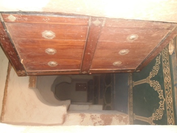 أحد أبواب المسجد يظهر الزخرفةالولاتية 