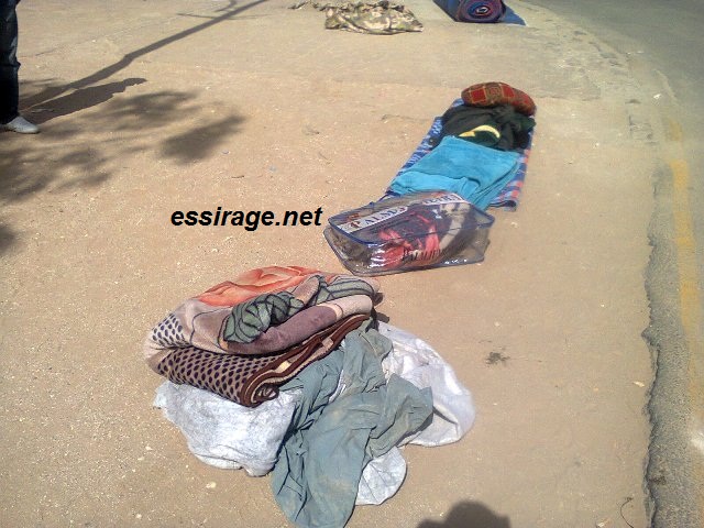 البطانيات و الافرشة هي سلاح العمال الآن..!