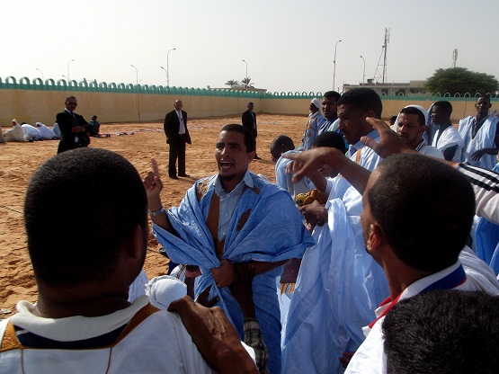 الشاب المعتقل سعيد وهو يطالب بالرحيل في عيد الفطر الماضي 