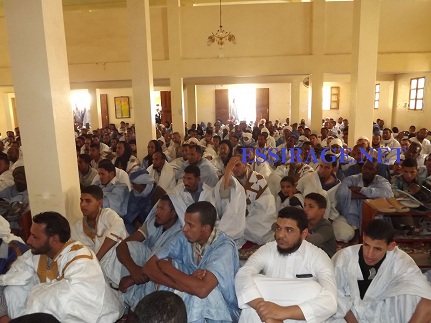 جانب من المصلين في المسجد 