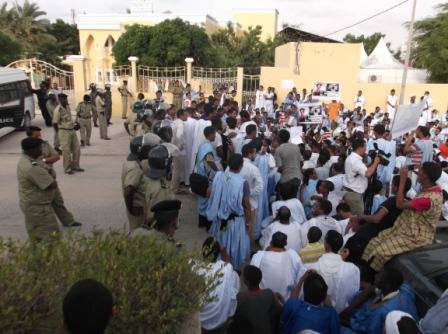 الشرطة كانت حاضرة حيث منعت المتظاهرين من الاقتراب من مبني الامم المتحدة