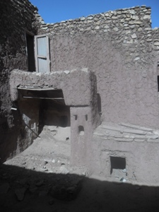 داخل المنزل الجدران الطينية السميكة 