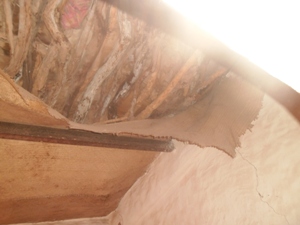 سقف حجرة الجلوس الذي انهدت أجزاء منه 