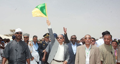 الوزير يحيى ولد حدمين بجوار الرئيس محمد ولد عبد العزيز