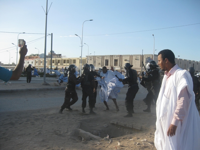 الشرطة وهي تضرب أحد المواطنين 