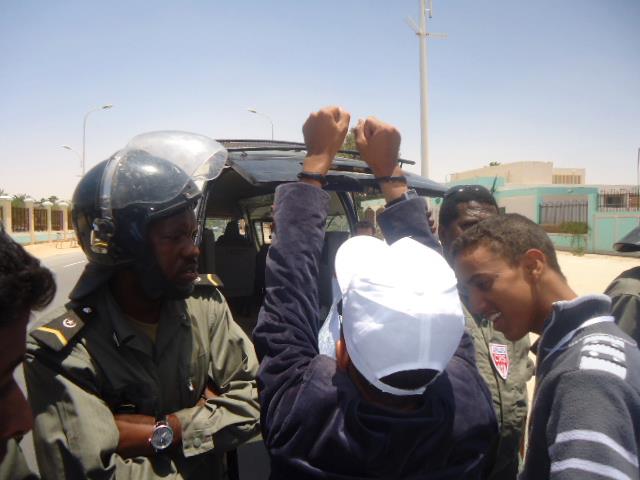 أحد المعتقلين بعد تكبيله بالقيود