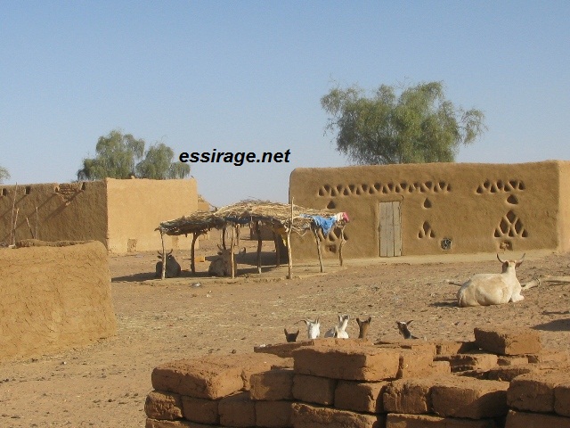 القرية تتكون من أبنية طينية بدائية-السراج
