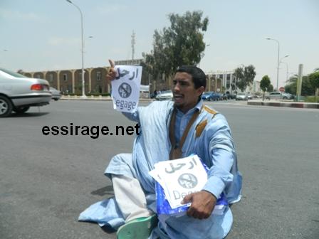 أحد الشباب أختار الجلوس على شارع جمال عبد الناصر 