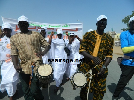 مجموعة من عمال يقرعون الطبول فرحا بقدوم عيد العمال