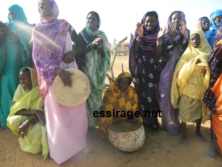 نساء اطويل يقرعون الطبول