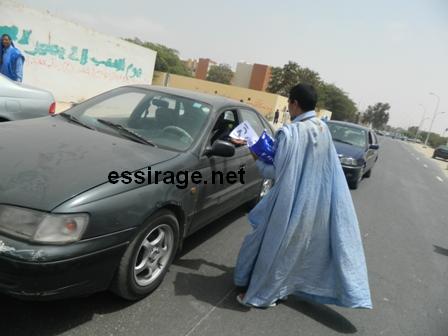 الشباب يوزعون مناشير تدعوا لرحيل النظام
