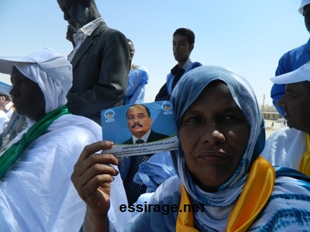 امراة ترفع صورة الرئيس الموريتاني