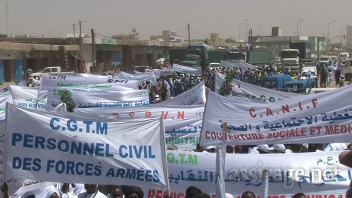 بعض اللافتات في المسيرة 