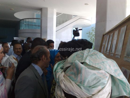 المعلومة منت الميداح تأثرت بصور الصحافة الذين قضو ولم تمسك دموعها في المعرض 