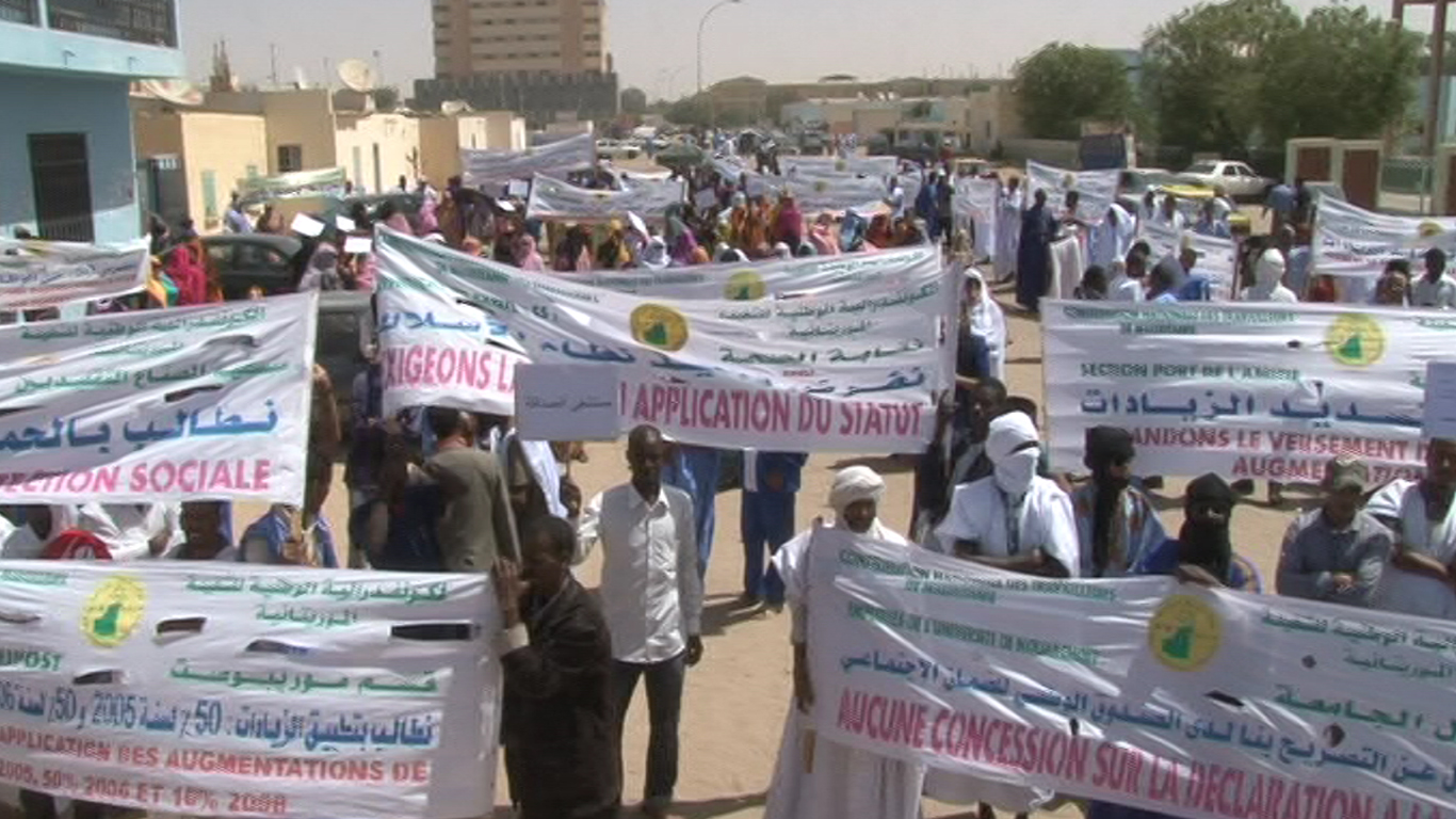 لافتاة عدة حملها المشاركون في المسيرة 