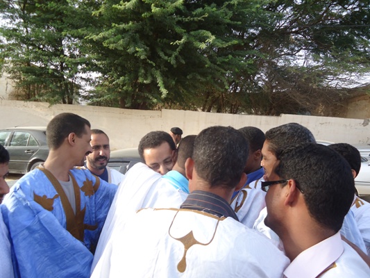 ولد الدين لحظة نزوله من السيارة يصافح زملاءه 
