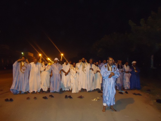 الأساتذة أدو صلاة العشاء أمام القصر الرئاسي 