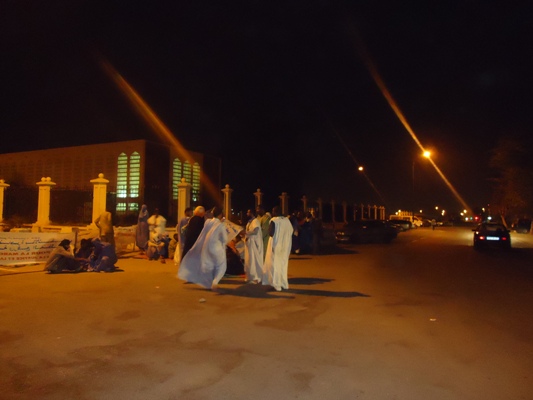 تبدو الشوارع خالية في هذا اليل المناضل 