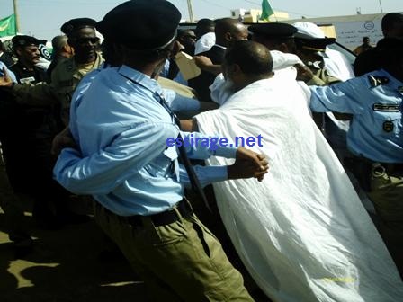 فقراء نواذيبو يعترضون موكب رئيس الجمهورية ويطالبون بحقوقهم