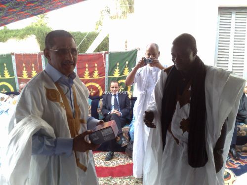 الكوري ولد محمد الملقب باندوغو الفائز بجائزة أبرز صورة فوتوغرافية يستلم جائزته من وزيرالإعلام  