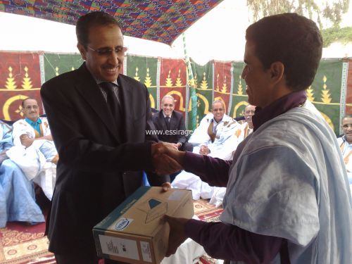  الصحفي محمد ناجي ولد أحمدو الفائز بجائزة أبرز تقرير صحفي مكتوب يستلم جائزته من محمد عبدالله ولد خطره 