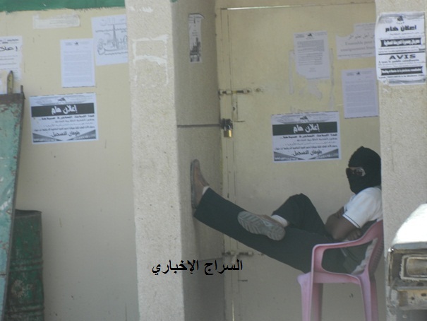 البوابة الرئيسية للمعهد محروسة حراسة مشددة