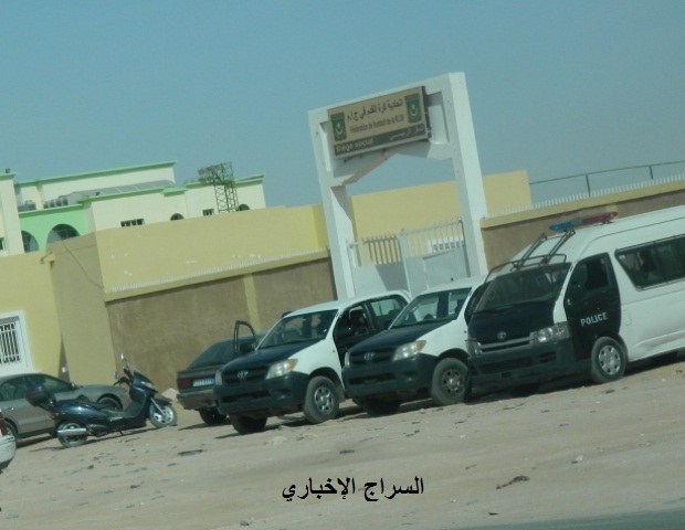 سيارات الشرطة ترابط أمام ملعب العاصمة