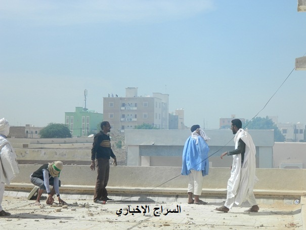 الطلاب يدافعون عن افسهم والمعهد بالحجارة
