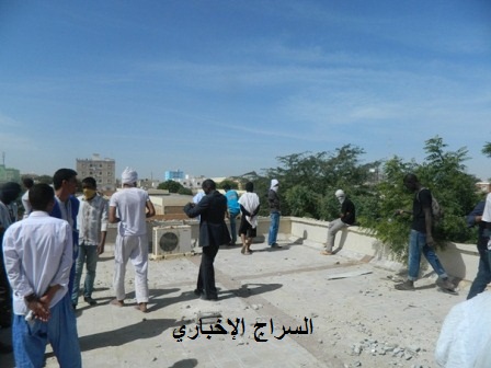 الطلاب يتجمهرون فوق اسطح المعهد