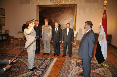 صورة لوزير الدفاع الجديد يؤدي اليمين الدستوري 