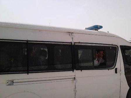 أحد النشطاء في داخل باص الشرطة بعد اعتقاله 
