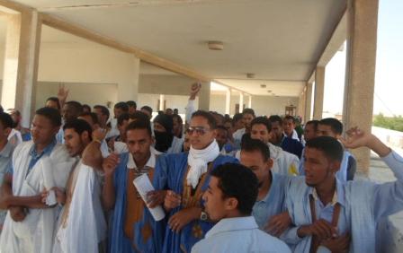 جانب من الوقفة الاحتجاجية التي نظمها الاتحاد صباح اليوم بالمعهد العالي