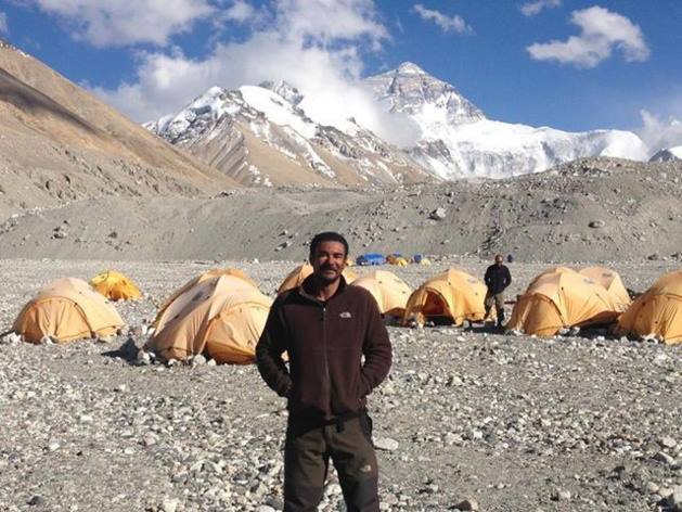 ولد عباس يسعى إلى تسلق قمة آفرست، ليدخل التاريخ كأول موريتاني يتسلق أطول قمة في العالم