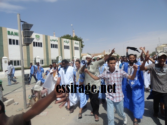 المتظاهرون طالبوا الحكومة بالتنديد بالاساءة
