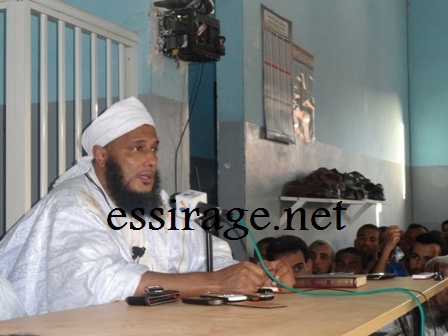 الشيخ الددو خلال المحاضرة مساء الجمعة