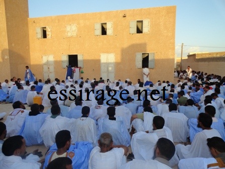 الحاضرون لجؤوا الي المناطق المحيطة بالمسجد