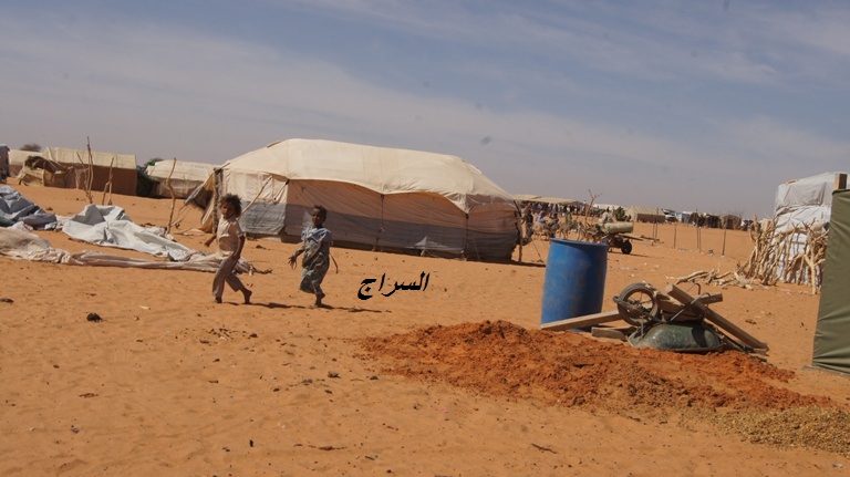 أطفال يلعبون في مخيم 