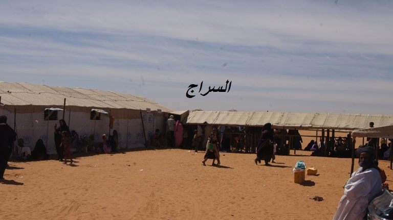 أمام مكان التسجيل في المخيم 