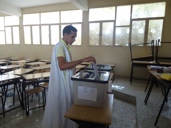 أحد الشباب لحظة تصويته