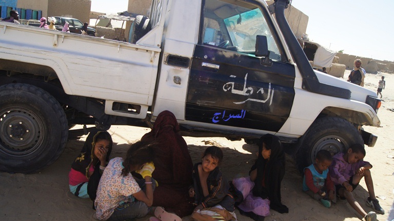 ظل الشرطة يقي من الحر في طابور الانتظار
